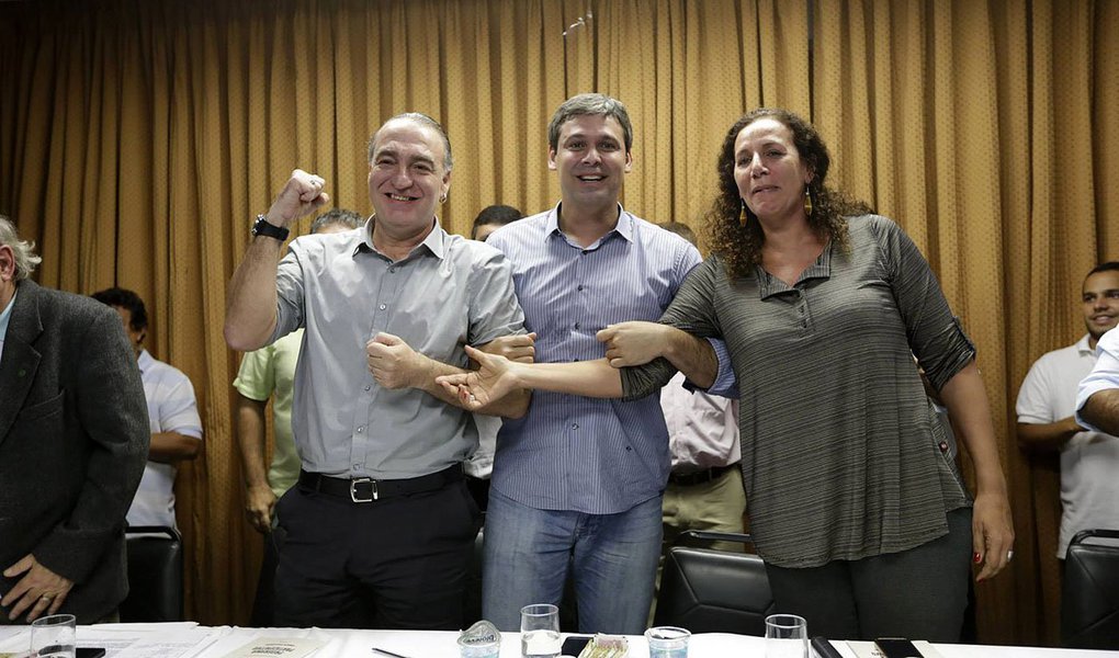 Aliança pela chapa do petista ao governo do Rio de Janeiro foi oficializada nesta segunda-feira; em nota, o PV afirmou que será reeditada "a histórica campanha de 1986 que uniu PT e PV para apoiar Fernando Gabeira ao governo estadual"