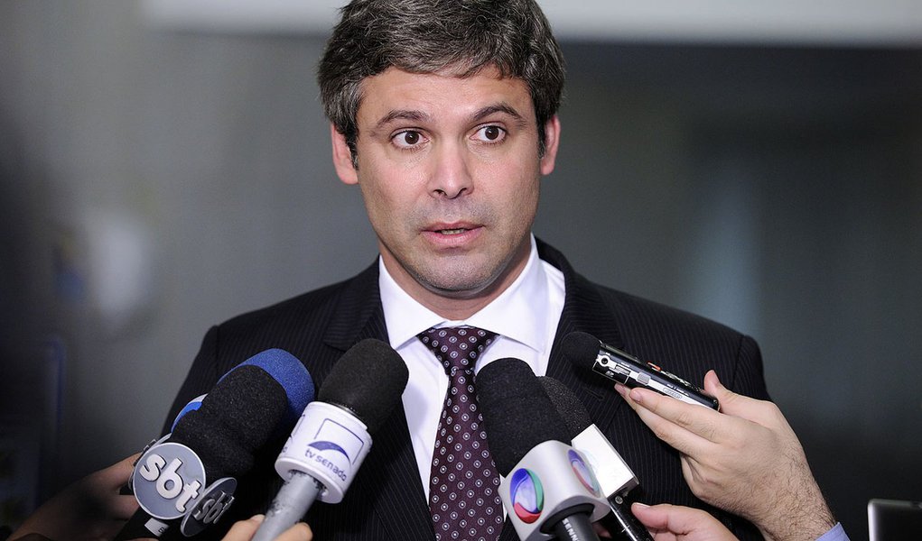 PT-RJ realiza evento para oficializar a candidatura de Lindbergh Farias ao governo do Estado, sem sua presença; "Vamos fazer um (outro) ato na próxima semana, quando tiver fechada a chapa”, justificou o senador; sem as estrelas do partido, como a presidente Dilma Rousseff e o ex-presidente Lula, o presidente regional do PT, Washington Quaquá, prefeito de Maricá, diz que ato não haverá um caráter político