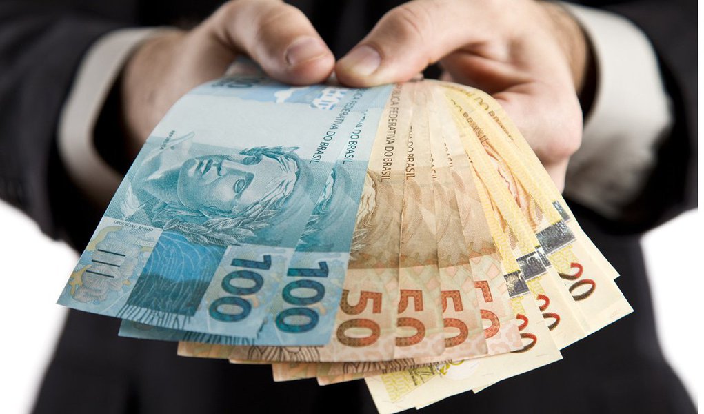 Valor é 6,78% superior aos R$ 678 atuais; percentual está acima da inflação medida pelo IPCA que, segundo a projeção mais recente do boletim Focus, deve fechar o ano em 5,72%; aumento do salário mínimo está previsto na Lei Orçamentária Anual de 2014