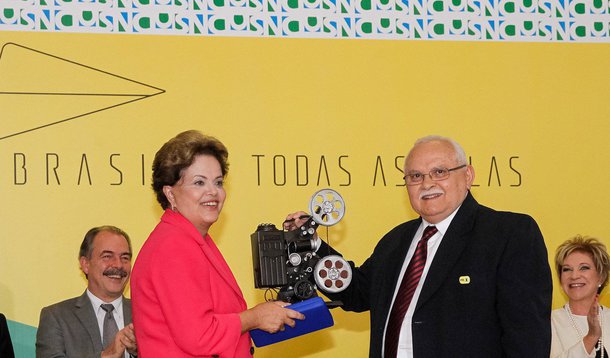 Presidente Dilma Rousseff lançou nesta terça (1º) o Programa Brasil de Todas as Telas, que, segundo ela, é a maior iniciativa de desenvolvimento do setor audiovisual do Brasil, pelo volume de recursos, de R$ 1,2 bilhão; a partir de amanhã (2), estarão disponíveis R$ 400 milhões para ações que vão fomentar a produção de obras cinematográficas nacionais, a capacitação profissional e a implantação de novas salas de cinema; Dilma assinou decreto que pretende desburocratizar os processos de seleção e de contratação de produtoras audiovisuais e disse que as medidas vão fortalecer a indústria audiovisual
 