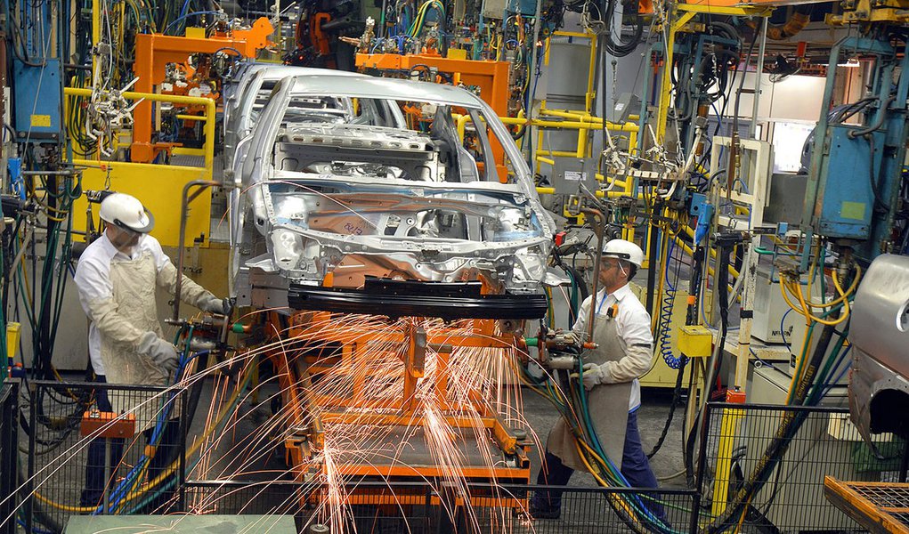 Índice de Atividade Econômica do Banco Central (IBC-Br) dessazonalizado (ajustado para o período) apresentou expansão de 0,12% em abril, comparado a março, de acordo com dados divulgados nesta sexta-feira 13; em relação ao mesmo mês do ano passado, houve queda de 2,29%