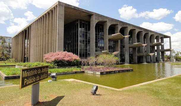 Os funcionários alegam que o Ministério da Justiça está se esquivando de pagar o salário atrasado de julho, conforme ordem da promotoria do Ministério; "O golpe é milionário e vergonhoso", afirma Carla Adriana, secretária Nacional de Políticas Anti-Drogas do MJ