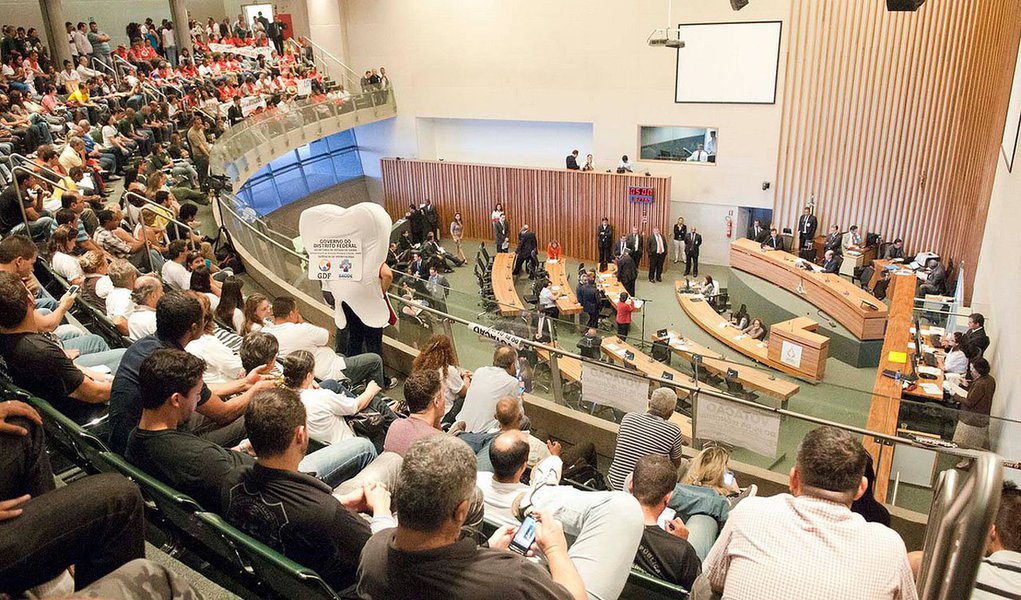 Foram contemplados os servidores das áreas de atividades de trânsito, policiamento, fiscalização de trânsito do Detran e auditoria tributária do DF; também foi aprovada uma emenda que transforma policiais e fiscais de trânsito do órgão em auditores fiscais