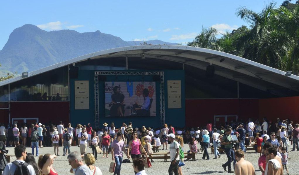 Com aumento de 30% de público em comparação ao ano passado, a 12ª edição da Feira Literária Internacional de Paraty (Flip) resgatou os princípios e a missão original da festa, criada em 2003, ao democratizar o acesso às mesas de discussão e interagir mais com a cidade; avaliação é dos organizadores do evento, que fizeram um balanço da festa que chega ao fim neste domingo após cinco dias de programação