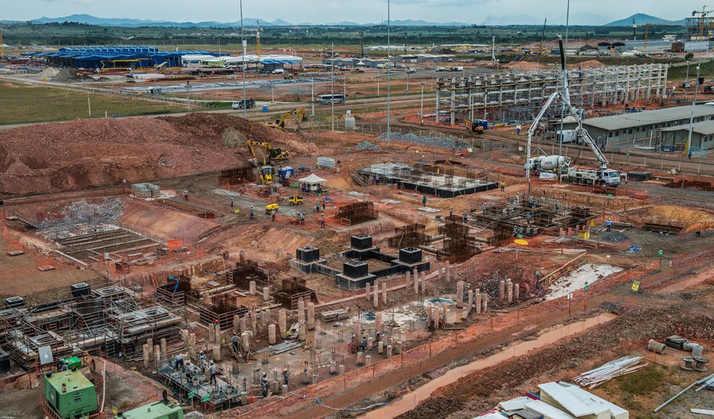 Dois manifestantes que participavam da mobilização no Complexo Petroquímico do Rio de Janeiro (Comperj), em Itaboraí, que reuniu dez mil pessoas, foram baleados e levados para o hospital; de acordo com o Sindicato dos Petroleiros (Sindspetro), dois homens em uma moto se aproximaram do grupo, de cerca de 30 pessoas, e fizeram os disparos