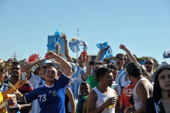 O dia é dos hermanos, o azul e o branco colorem Brasília, onde a seleção argentina ganhou a partida contra a Bélgica por 1 a 0; "Foi muito sofrido! Mas ganhamos, foi emocionante", diz o empresário argentino Ramiro García, que assistiu ao jogo dentro do estádio; gol de Higuaín, aos oito minutos do primeiro tempo, garantiu à Argentina a vaga nas semifinais, após 24 anos de desclassificações prematuras
