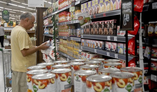 O consumidor fluminense que, ao chegar ao caixa de um supermercado, e verificar que o preço do produto exposto nas gôndolas, vitrines, cartazes, encartes ou em propagandas feitas no local é diferente do registrado no caixa, poderá levar o produto de graça; a medida faz parte da campanha De Olho no Preço, que será lançada nesta segunda