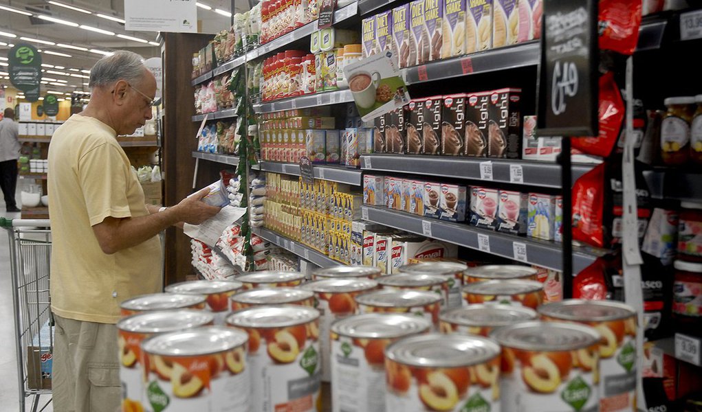 O consumidor fluminense que, ao chegar ao caixa de um supermercado, e verificar que o preço do produto exposto nas gôndolas, vitrines, cartazes, encartes ou em propagandas feitas no local é diferente do registrado no caixa, poderá levar o produto de graça; a medida faz parte da campanha De Olho no Preço, que será lançada nesta segunda