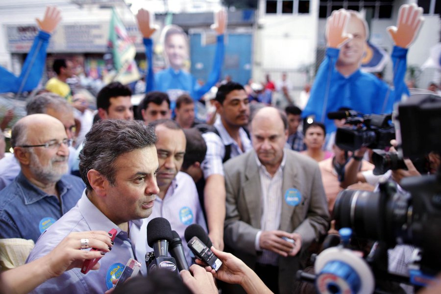 Em caminhada por Queimados, na Baixada Fluminense, com o prefeito Max Lemos (PMDB), o candidato tucano Aécio Neves destacou a importância da aliança entre PSDB, PMDB, DEM e PPS; mesmo sem a presença do governador Luiz Pezão, que declarou apoio à presidente Dilma, ele elogiou a “extraordinária articulação política que o Brasil inteiro, num primeiro momento, viu com alguma perplexidade, mas, num segundo momento, passaram a aplaudir; Fizemos uma aliança em favor de Rio de Janeiro”, disse Aécio