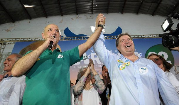 Candidato ao Senado na chapa do ex-governador José Roberto Arruda, Gim Argello (PTB) seria um dos mais cotados pelos aliados para assumir a candidatura ao governo do DF; condenado por improbidade administrativa, Arruda nega mudanças de plano e acusa o governador Agnelo Queiroz (PT) de espalhar rumores