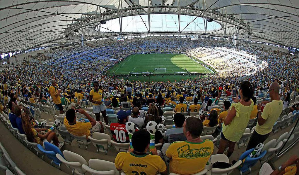 Uma grande festa está programada para a final da Copa do Mundo no Rio, dia 13 de julho, no Maracanã; antes da partida, está marcado um espetáculo musical com a presença de vários cantores nacionais e internacionais; na abertura, estão confirmados os cantores Santana, Wyclef e Alexandre Pires; a cantora colombiana Shakira marcará presença no terceiro Mundial, cantando La la la (Brazil 2014) ao lado de Carlinhos Brown; por outro lado, eventual confronto Brasil x Argentina no último jogo do torneio preocupa a Prefeitura do Rio