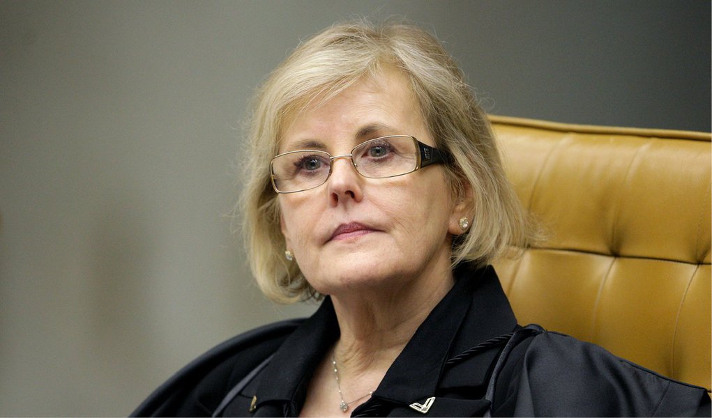 A ministra Rosa Weber, do Supremo Tribunal Federal, concedeu nesta segunda (8) ao empresário Júlio Faerman, um dos investigados na Operação Lava Jato, o direito de ficar em silêncio no depoimento que prestará amanhã (9) à CPI da Petrobras; com a decisão, Faerman também não poderá ser obrigado a assinar termo de compromisso para dizer a verdade e poderá ser assistido por seu advogado; Faerman atuava como representante da empresa holandesa SBM Offshore e intermediava o pagamento de propinas a dirigentes e funcionários da Petrobras