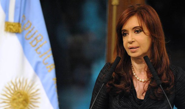 Declaração da presidente da Argentina foi feita durante a abertura do ano legislativo, transmitida em cadeia nacional, em resposta aos críticos de sua gestão: “De acordo ao último relatório da OMC, que é presidida por um brasileiro, o Brasil aparece em primeiro lugar na lista dos acusados de maior protecionismo, e não é uma crítica”, disse em tom irônico; “Depois dizem que somos malvados, que não deixamos importar”; Segundo a OMC, o Brasil não é considerado o país mais protecionista e sim o campeão em investimentos antidumping: ações em que questiona os preços dos produtos estrangeiros