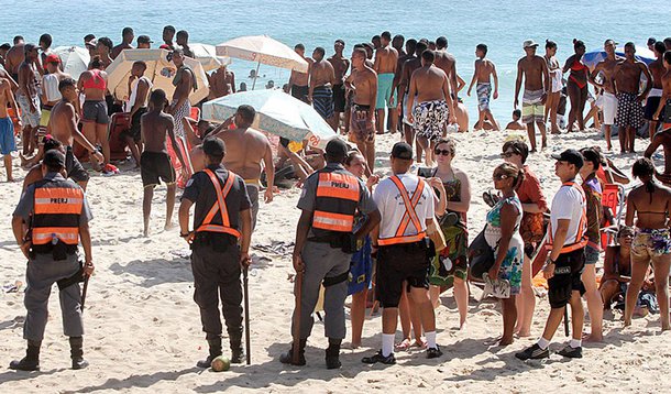Ao todo são 300 homens de vários batalhões, divididos entre as areias, calçadões e ruas paralelas à orla, com apoio de unidades especializadas, como o Batalhão de Ações com Cães (BAC), Batalhão de Choque, Regimento de Polícia Montada e recrutas do Centro de Formação e Aperfeiçoamento de Praças; no trecho da praia, entre o Arpoador e São Conrado, que recebe o maior número de frequentadores, o efetivo é dividido em pontos estratégicos, das 8h às 20h