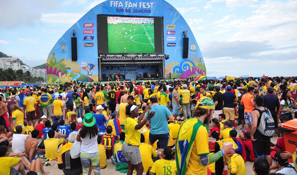 Cerca de 20 mil pessoas que assistiram ao jogo Brasil x Croácia na arena Fifa Fan Fest de Copacabana, zona sul do Rio de Janeiro, não ficaram sabendo do protesto que acontecia a poucos metros do evento; um cordão de seguranças foi formado ao redor da festa e quem estava dentro do local foi orientado pela organização do evento a não sair durante o protesto