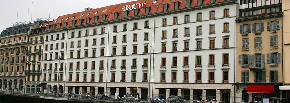 As autoridades de Genebra, na Suíça, multaram o HSBC em 40 milhões de francos suíços (cerca de R$ 134,5 milhões) para encerrar a investigação sobre lavagem de dinheiro na divisão local no banco, no caso que ficou conhecido como Swissleaks; o HSBC afirmou que o pagamento é para compensar as autoridades por falhas organizacionais do passado e que o banco não será punido criminalmente; "A promotoria de Genebra reconheceu o progresso feito pelo banco nos últimos anos, incluindo melhorias em "compliance", processos internos e tecnologia", disse o HSBC em nota