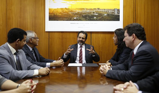 Um termo de cooperação foi assinado entre o GDF e a Empresa Brasileira de Correios e Telégrafo para iniciar pesquisas sobre logística no DF; o estudo norteará a instalação de um "armazém" dos Correios, serviço criado para impulsionar a geração de emprego e renda; segundo a direção regional da ETC, os estudos envolvem a compra e entrada de materiais, o planejamento de produção, o armazenamento, o transporte e a distribuição dos produtos