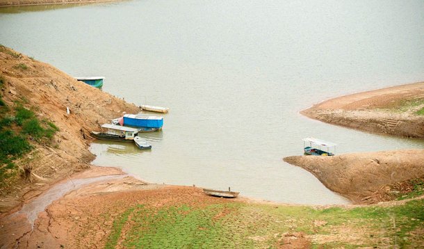 De acordo com o Informativo Preliminar Diário da Operação, publicado hoje (22) pelo Operador Nacional do Sistema Elétrico (ONS), o nível do reservatório de Paraibuna, no Rio Paraíba do Sul, pertencente à Companhia Energética de São Paulo (Cesp), atingiu o chamado volume morto ontem (21), às 7h; "Não está mais produzindo energia", diz a assessoria de imprensa do ONS; embora nasça em São Paulo, o Paraíba do Sul é a principal fonte de abastecimento de água da capital Rio de Janeiro