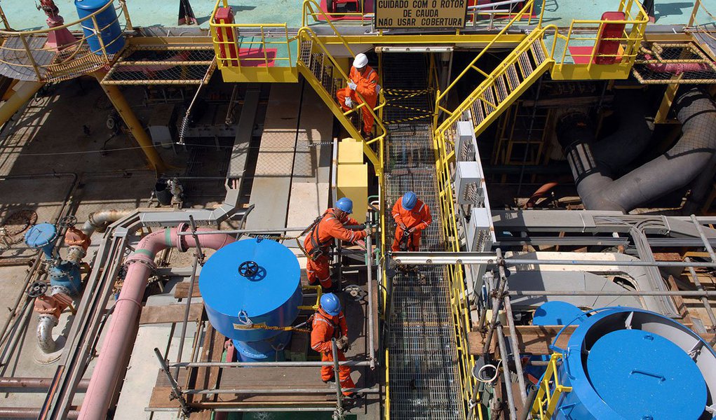 Paralisação atinge todas as refinarias, terminais, plataformas, campos de produção e unidades operacionais da estatal, avaliou nesta quinta-feira a Federação Única dos Petroleiros (FUP), que reúne sindicatos; trabalhadores pedem o cancelamento da licitação do Campo de Libra