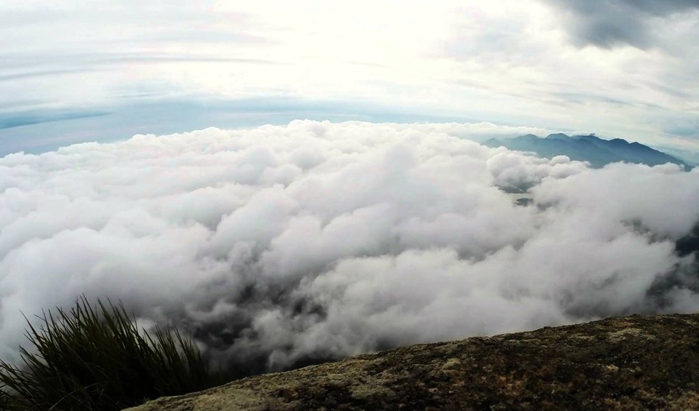 Uma frente fria de São Paulo deve chegar ao Rio de Janeiro após seguidos dias de calor na cidade; ainda no final da manhã está previsto o aumento da nebulosidade com possibilidade de chuva fraca a moderada em pontos isolados da capital e das regiões metropolitanas sul e serrana; no Forte de Copacabana, zona sul do Rio, o Instituto Nacional de Meteorologia identificou rajadas de vento forte de aproximadamente 58 km/h por causa da aproximação da frente fria