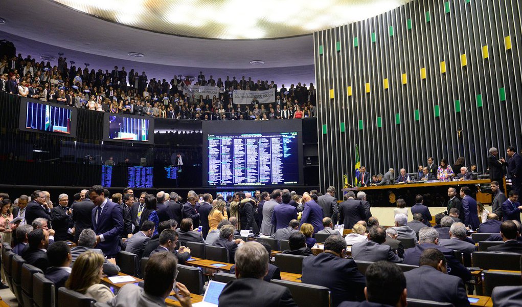 Com apoio de última hora do governo, a Câmara aprovou nesta terça (18) o texto principal da mudança na correção do Fundo de Garantia do Tempo de Serviço, que subirá ano a ano até se igualar à da caderneta de poupança em 2019; o governo era contra alterar as regras, mas decidiu fechar acordo para evitar uma nova derrota, mas conseguiu garantir recursos para o Minha Casa, Minha Vida e a regra de aumento gradual do percentual de remuneração