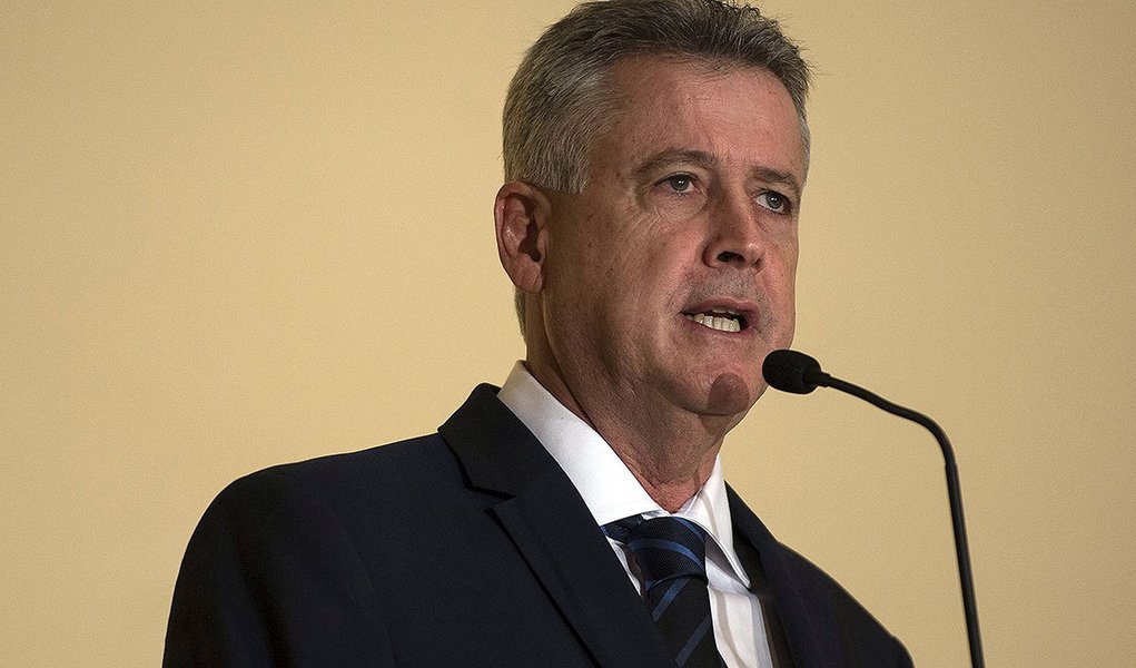 O governador Rodrigo Rollemberg sancionou a lei que autoriza a contratação de crédito pelo Distrito Federal até R$ 400 milhões por antecipação de receita orçamentária (ARO); o montante será utilizado para o pagamento de pendências financeiras de 2014 com os servidores da saúde e da educação; outras etapas ainda precisam ser superadas, entretanto, para que o recurso chegue à Conta Única do Tesouro do DF