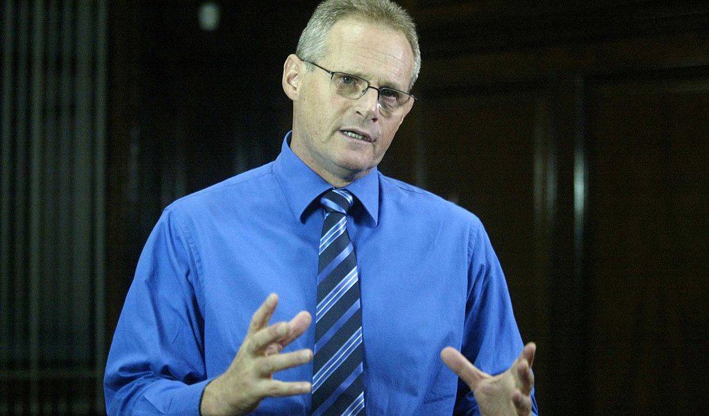 O secretário de Segurança do estado do Rio de Janeiro, José Mariano Beltrame, disse não acreditar que exista uma "caça" a policiais militares; somente neste final de semana, três PMs foram mortos na região metropolitana; já sãs 105 mortes de policiais este ano; Beltrame informou ainda que vai continuar investindo na expansão do projeto de UPPs; de acordo com o secretário, "existe hoje um reducionismo na segurança, uma visão míope e tacanha que acha que tudo cabe à polícia. Temos uma constituição moderna e bem feita, mas que infelizmente joga tudo sobre a polícia"