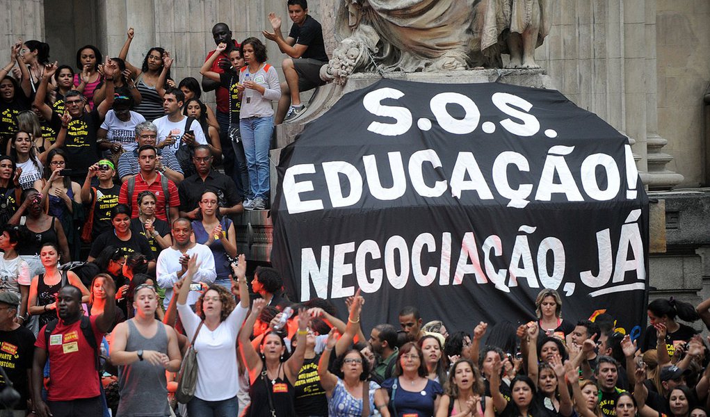 Até o dia 30 de junho, o governo do Estado do Rio de Janeiro encaminhará à Alerj um projeto de lei com itens relacionados à campanha salarial dos professores da rede estadual de ensino, em greve desde do dia 12 de maio; algumas das reivindicações são o reajuste linear de 20% com paridade para os aposentados, equiparação salarial da categoria e eleição direta para diretores; ainda não houve consenso em relação às reivindicações dos professores da rede municipal de ensino, que aguardam uma negociação com a Prefeitura do Rio