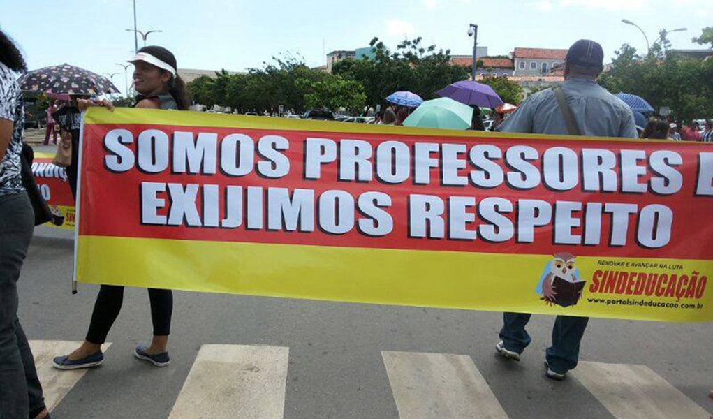 Os professores da Rede Municipal de São Luís (MA) se reuniram, e decidiram pela continuidade da paralisação; a categoria fará, nesta quinta-feira (3), uma mobilização em frente à sede da prefeitura da capital maranhense para reivindicar reajuste salarial de 20% e melhores condições de trabalho; o Executivo municipal oferece 3% de aumento e obras de reparo em 50 escolas