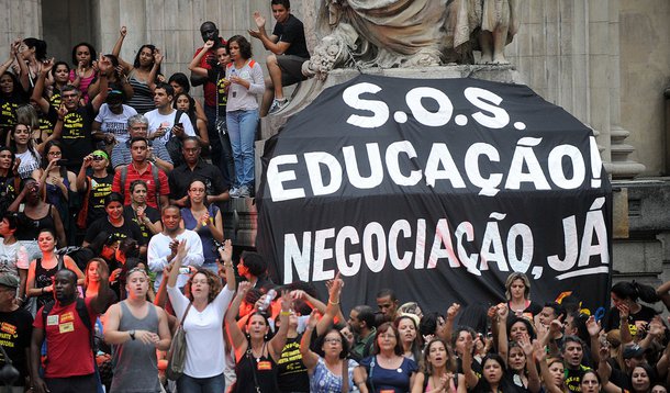 Até o dia 30 de junho, o governo do Estado do Rio de Janeiro encaminhará à Alerj um projeto de lei com itens relacionados à campanha salarial dos professores da rede estadual de ensino, em greve desde do dia 12 de maio; algumas das reivindicações são o reajuste linear de 20% com paridade para os aposentados, equiparação salarial da categoria e eleição direta para diretores; ainda não houve consenso em relação às reivindicações dos professores da rede municipal de ensino, que aguardam uma negociação com a Prefeitura do Rio