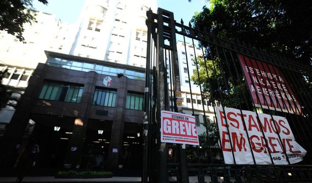 A greve dos servidores dos hospitais federais no Rio terminou, mas os trabalhadores permanecem em estado de greve; de acordo com o Ministério da Saúde, foi aprovada uma carta de compromisso com o sindicato; a paralisação começou há dez dias e atingiu seis hospitais, além do Instituto Nacional de Traumatologia e Ortopedia, Instituto Nacional de Cardiologia e Instituto Nacional do Câncer