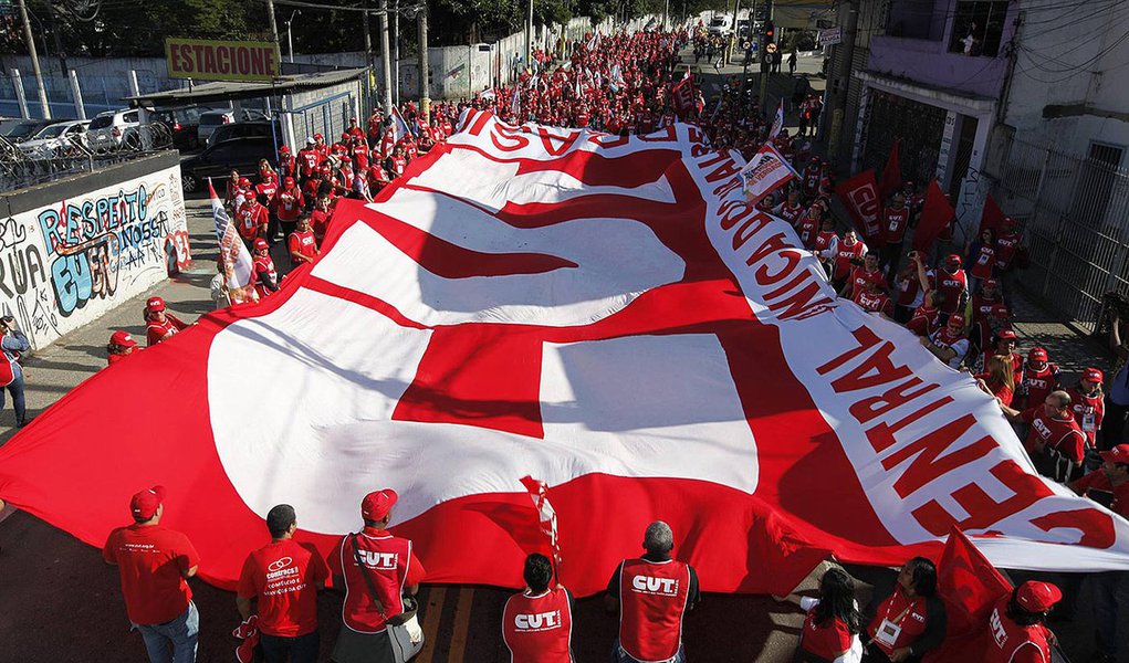 Central Única dos Trabalhadores se manifesta contra a política de reajustes anunciada pelo governo de Dilma e diz que decisões que envolvem os trabalhadores deveriam passar “por um processo de negociação que permitisse às Centrais Sindicais opinar”