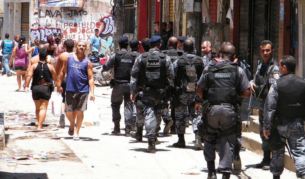 Quatro policiais militares ficaram feridos por estilhaços de bala, disparada acidentalmente ao fim de um treinamento do Batalhão de Operações Especiais (Bope) no Complexo do Alemão, na zona norte do Rio de Janeiro; segundo a assessoria de imprensa da Coordenadoria de Polícia Pacificadora (CPP), os ferimentos foram superficiais