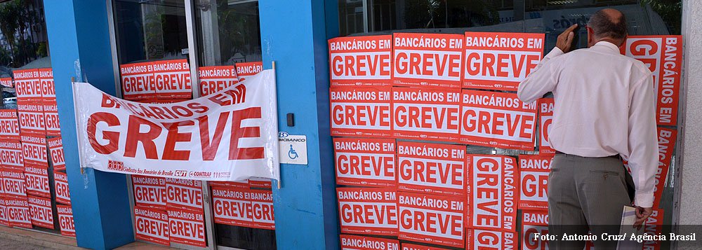 “Os bancários estão cada vez mais indignados com o silêncio da Fenaban [Federação Nacional dos Bancos], braço sindical dos banqueiros, que insiste no reajuste linear de 6,1% para salários, pisos e benefícios”, de acordo com Carlos Cordeiro, coordenador do Comando Nacional dos Bancários