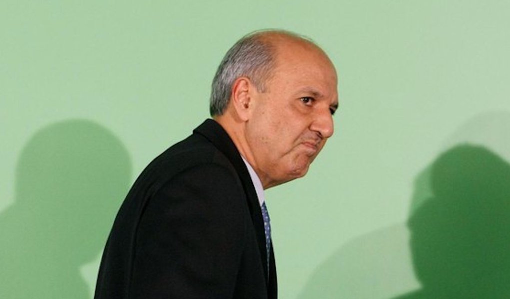 Procuradoria-Geral Eleitoral voltou a pedir nesta sexta-feira, 12, que o Tribunal Superior Eleitoral (TSE) que impeça o ex-governador José Roberto Arruda, do PR, de continuar sua campanha a governador do DF; nessa quinta-feira, 11, o TSE negou recurso no qual Arruda pede para ter a candidatura liberada; no mês passado, a PGE fez o mesmo pedido ao tribunal, no entanto, a liminar foi indeferida, porque ainda estava pendente o recurso de Arruda que foi julgado na sessão de quinta-feira