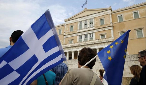 Acabou às 19h de Brasília o prazo para a Grécia pagar cerca de 1,6 bilhão de euros ao Fundo Monetário Internacional (FMI); sem ter quitado a parcela do resgate financeiro, o país entrou oficialmente em calote com os credores internacionais; com o calote, a Grécia deixará de ter acesso aos empréstimos do FMI e perde direito de voto no fundo; o não pagamento da dívida pode fazer o país sair da zona do euro, grupo de países que adotam a moeda única