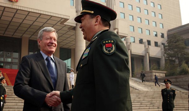 O governo chinês convocou o embaixador norte-americano em Pequim, Max Baucus, para manifestar “oposição solene” à decisão dos Estados Unidos de apresentar acusações contra cinco militares chineses por atos de ciberespionagem; o comunicado foi divulgado pelo vice-ministro dos Negócios Estrangeiros, Zheng Zeguang