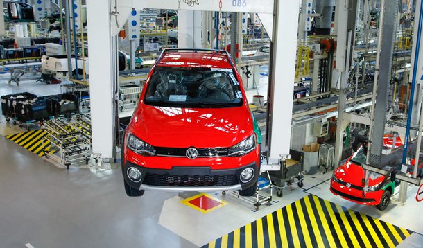 Funcionários de empresas montadoras de automóveis da região do ABC Paulista estão apreensivos diante das últimas demissões e suspensões temporárias de contrato de trabalho, no chamado sistema de lay off; segundo dados da Associação Nacional dos Fabricantes de Veículos Automotores (Anfavea) divulgados nesta segunda-feira, 36,9 mil empregados estão em lay off em todo o país