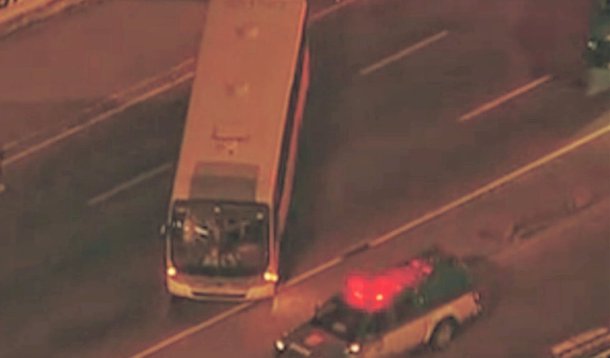 Armado com uma resoura, um homem sequestrou na noite desse sábado, 10, um ônibus da linha 723; integrantes do Batalhão de Operações Especiais (Bope) foram chamados para negociar com o sequestrador; antes de se entregar, o homem identificado como Paulo Alberto, 33 anos, liberou o motorista do veículo, que era mantido como refém; segundo a Polícia Civil do Rio de Janeiro, o sequestrador tinha quatro passagens pela polícia – três por roubo e um registro por resistência e porte de droga.