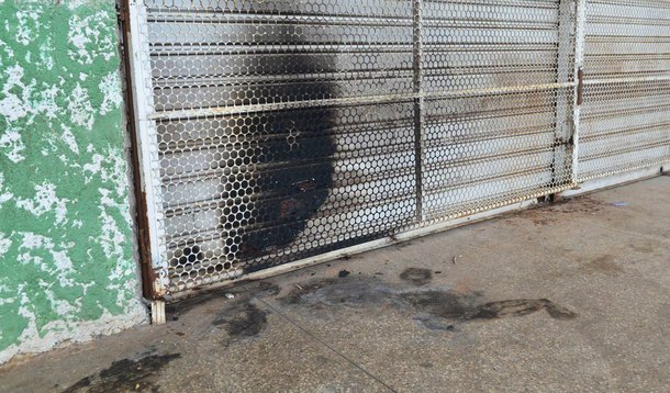 De acordo com o tenente do Corpo de Bombeiros do Distrito Federal B. Costa, o homem, identificado como Rafael Fernandes da Silva, de 24 anos, dormia em um ponto de ônibus de Taguatinga e teve cerca de 40% do corpo queimado