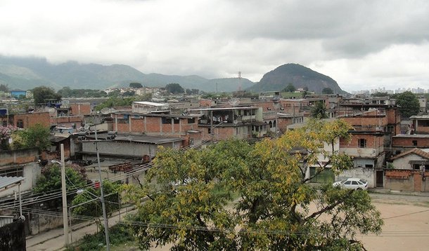 O garoto morreu depois de ser atingido em um tiroteio na comunidade, que fica na zona oeste da cidade do Rio de Janeiro; segundo a assessoria de imprensa da Coordenadoria de Polícia Pacificadora (CPP), o tiroteio ocorreu no início da tarde, quando policiais que faziam patrulhamento na localidade da Reta dos Barracos, na Favela do Caratê, foram recebidos a tiros por criminosos