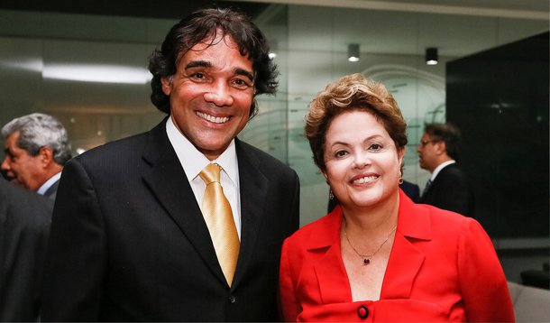 Diante das especulações de que, apesar de o PT estar coligado com o PMDB no MA, a presidente Dilma tem preferência pelo candidato ao governo do estado Flávio Dino (PC do B), o peemedebista Edison Lobão Filho, postulante ao Executivo maranhense, insinuou que a petista já gravou mensagem de apoio à sua candidatura; "Eles [adversários] não disseram que tinham o apoio da Dilma e do Lula? As mentiras que são ditas por eles vão aparecendo", disparou Lobão