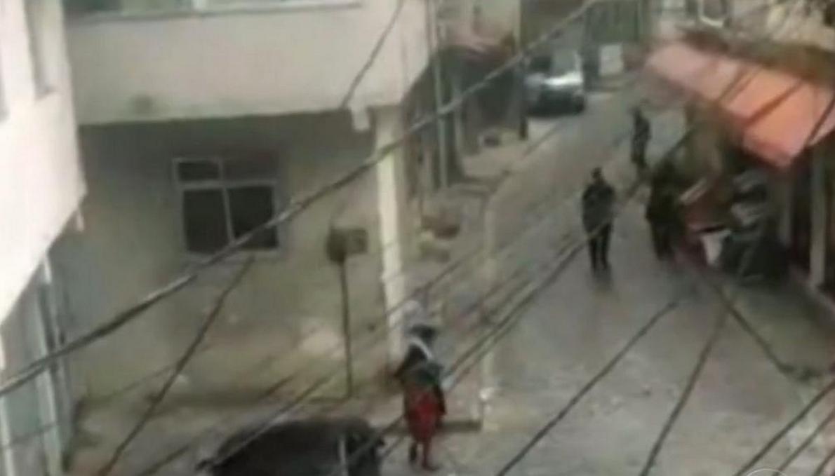 Polícia Civil do Rio decidiu abrir investigação depois de um vídeo divulgado pelo Jornal O Extra mostrar ação suspeita de oficiais do Coordenadoria de Recursos Especiais (Core), durante operação no Morro do Banco, em maio deste ano; policiais teriam atirado e matado Allyson Fernando Silva de Lima mesmo após ele ter se rendido diante da abordagem; na época, a Polícia informou que com ele foi encontrada uma mochila com uma pistola, drogas e dinheiro