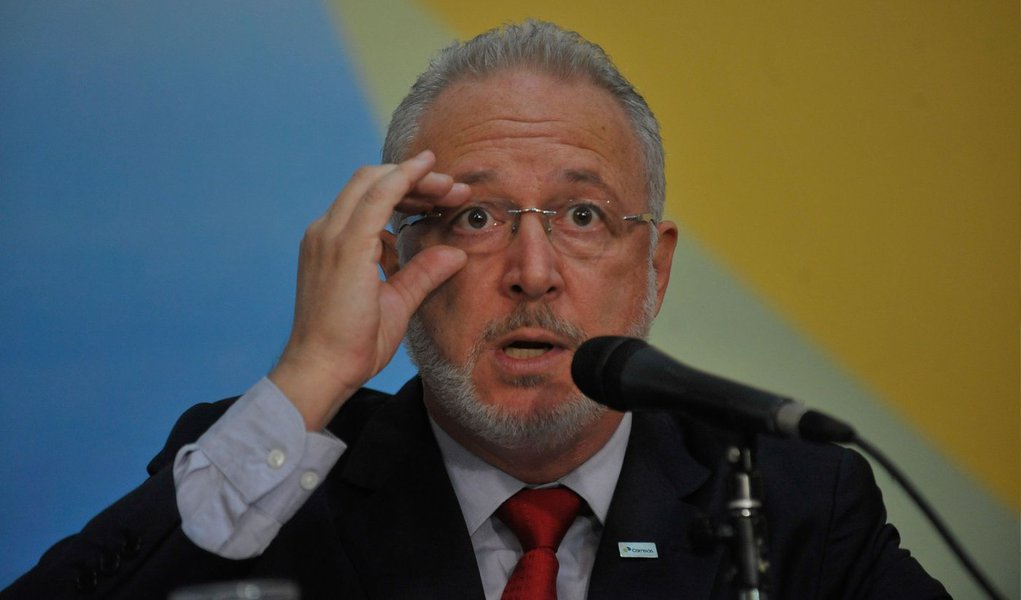 Em entrevista à imprensa, o presidente da estatal, Wagner Pinheiro, disse que “o trabalho dos Correios obedece a critérios estritamente operacionais”; nesta quinta-feira, um vídeo divulgado nas redes sociais mostra um carteiro entregando material de campanha sem marcas aparentes da empresa; para o presidente dos Correios, as imagens mostram o trabalho de envio de mala direta sem endereço para o qual a empresa foi contratada; “Não há, pelo que eu vi no vídeo, uma ilegalidade”, disse