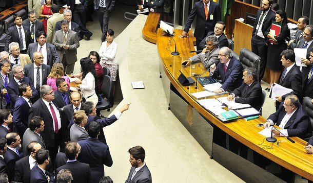 Presidente da Câmara dos Deputados, Eduardo Cunha (PMDB) cria comissão especial para discutir proposta que prevê o voto facultativo, o fim da reeleição para cargos executivos e a coincidência das datas das eleições, além de um sistema misto de financiamento das campanha; votação de derrotou PT, PV, PCdoB, Psol e outros partidos; “Se nós não sinalizarmos que queremos votar uma reforma política, todos aqueles que discursaram e falaram que ela é prioritária teriam cometido um engodo. É preciso que a gente dê um passo. Se esse passo, por si só, não for suficiente, deveremos dar tantos passos quantos necessários para que seja suficiente”, disse Cunha