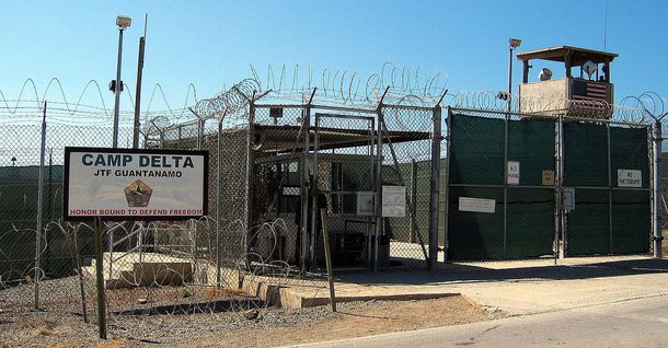 Departamento de Defesa dos Estados Unidos está enviando uma equipe a instalações militares no Kansas e na Carolina do Sul para investigar a possibilidade de realocar alguns prisioneiros da Baía de Guantánamo ao solo norte-americano; Pentágono notificou o Congresso dos EUA na sexta-feira que a equipe já estava visitando a instalação disciplinar de Fort Leavenworth, Kansas, e avaliaria em seguida a instalação naval em Charleston, Carolina do Sul, nas próximas semanas; republicanos, que controlam o Congresso, condenaram a ideia