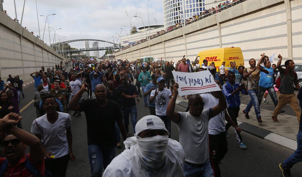 A polícia de Israel processou centenas de cidadãos de etnia etiópia e atirou granadas, no sábado, para tentar aliviar um dos mais violentos protestos que já aconteceram no coração de Tel Aviv; os manifestantes, judeus israelenses de origem da Etiópia, estavam protestando contra o que eles consideram racismo e brutalidade da polícia, após a divulgação, semana passada, de um vídeo mostrando um policial agredindo um soldado negro
 