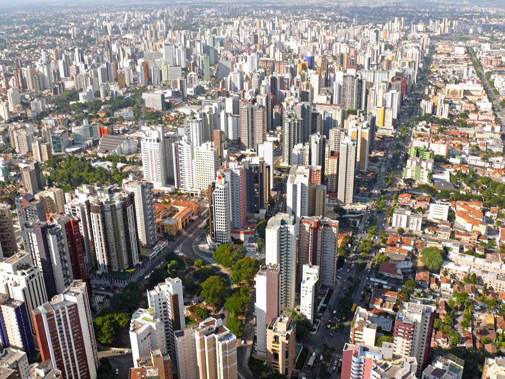 Com alta de 38,2%, Curitiba liderou o reajuste referente ao preço do m² dos imóveis nos últimos 12 meses, de acordo com o índice FipeZap, que tem como objetivo analisar a variação do preço do m² em 16 cidades brasileiras; em nível nacional, o reajuste atingiu 13,4% no mesmo período em todas as localidades pesquisadas