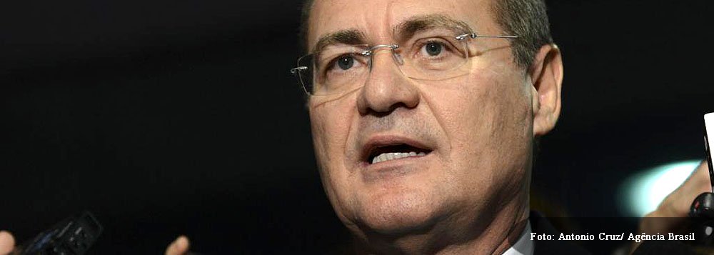 Presidente do Congresso Nacional, senador Renan Calheiros, exonerou Flávia Peralta de Carvalho do cargo comissionado de assistente parlamentar; ela é investigada pela Polúcia Federal por atuação em esquema que lavou quase R$ 300 milhões, sendo que R$ 50 milhões saíram da aplicação indevida de recursos de fundos de investimentos do Regime Próprio de Previdência Social, administrados por prefeituras