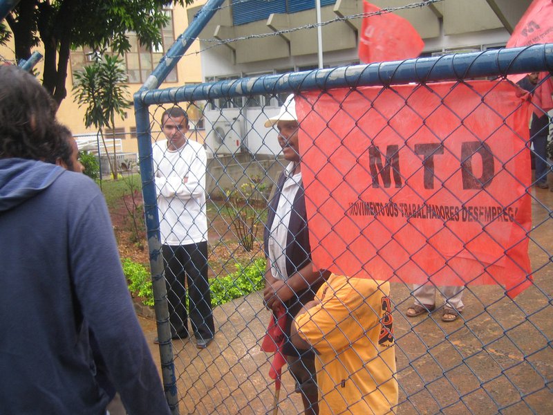 O Movimento dos Trabalhadores Desempregados (MTD) ocupou na madrugada deste sábado (17) terreno entre a Granja do Torto e o Balão do Colorado, no Distrito Federal. com aproximadamente 150 famílias; de acordo com o movimento, a área pertence à Companhia Imobiliária de Brasília e está sendo alvo de grilagem; entidade defende que área seja destinada aos trabalhadores desempregados e ocupada de maneira sustentável